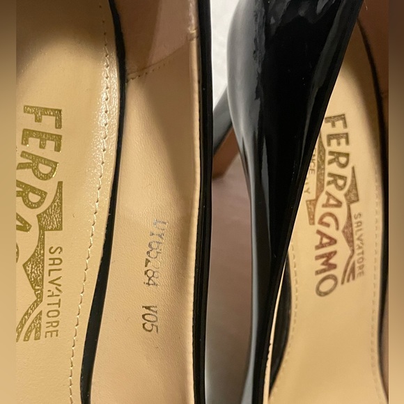 Pristine Salvatore Ferragamo Vera Bow heels - Picture 4 of 10